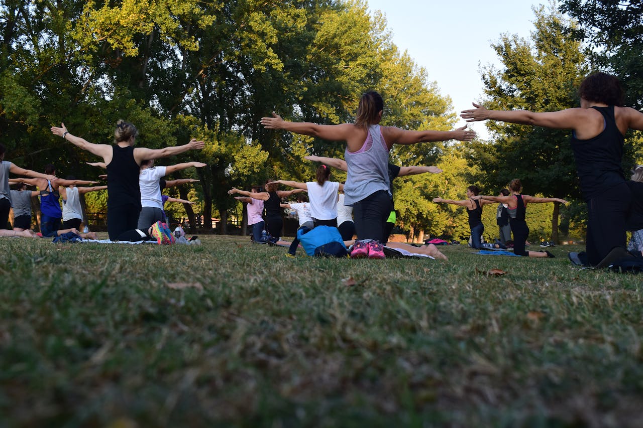 séjour de jeûne grand est, yoga dans l'Herbe avec les participantes 